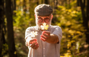 homem velho feliz segurando folha